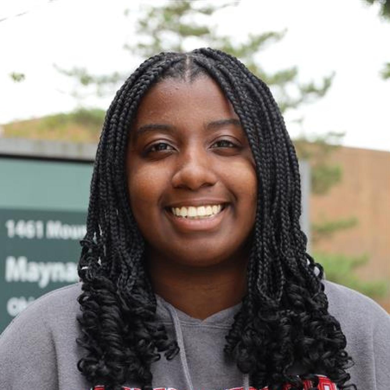 headshot of naveah Peters