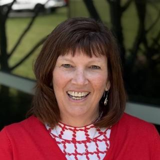headshot of leslie beary