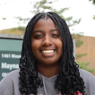 headshot of naveah Peters