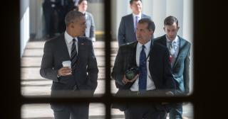 Obama walks with photographer outside Whitehouse entrance