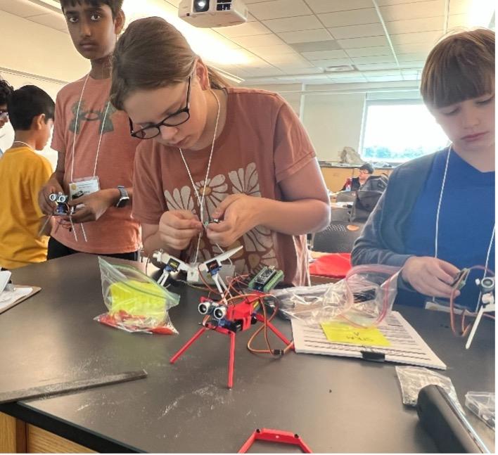 middle schoolers at young innovators camp