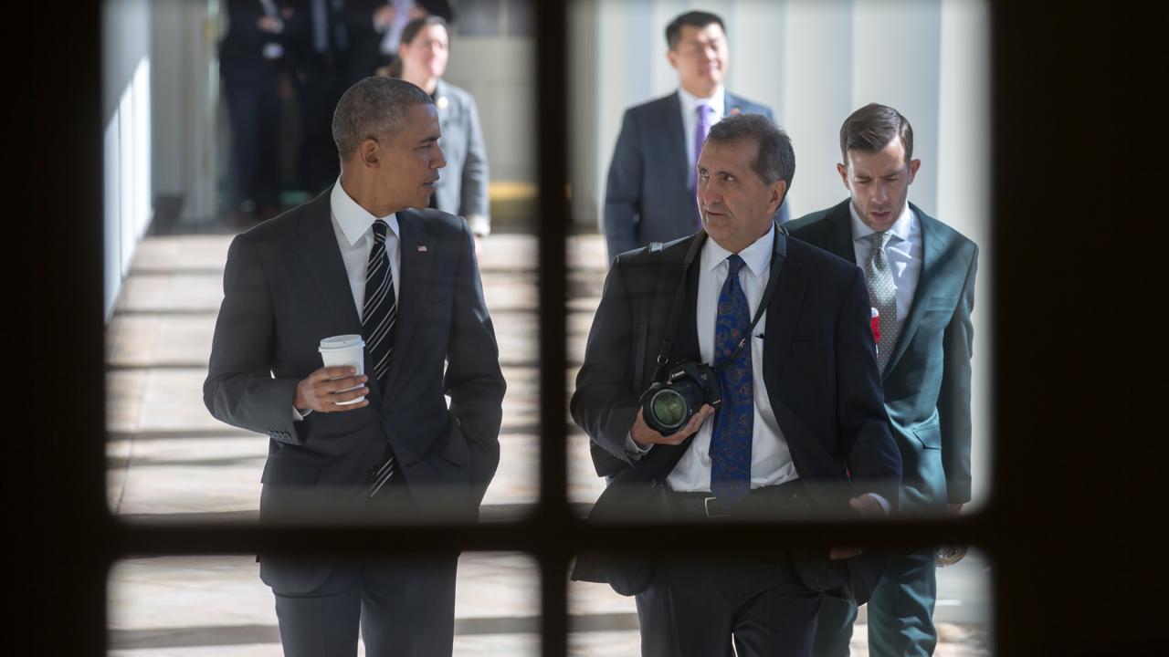 Obama walks with photographer outside Whitehouse entrance