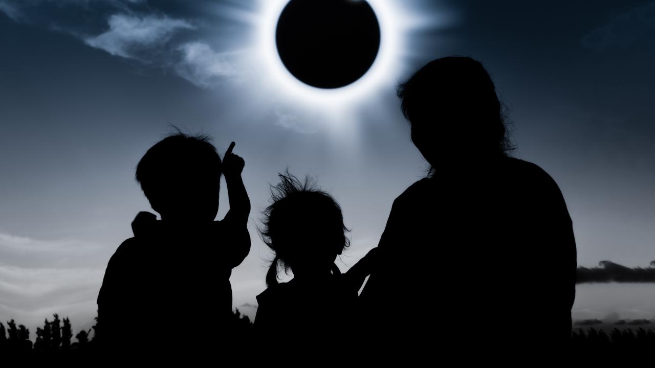 family watching the solar eclipse